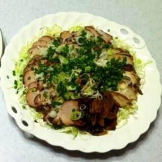 ご飯とキャベツがススム豚ヒレ肉の焼き豚